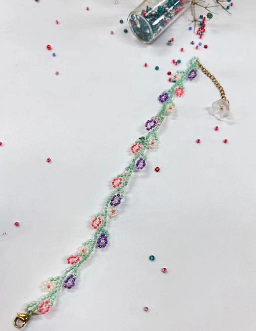 9月9日，手工活接單平臺，想接正規(guī)廠家的手工，做手工傳承官，與手工之家合作，合作內(nèi)容多，收入也多，圖為串珠米珠繡純手工產(chǎn)品剪影