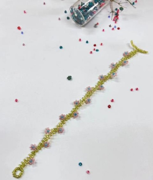 9月9日，手工活接單平臺，想接正規(guī)廠家的手工，做手工傳承官，與手工之家合作，合作內(nèi)容多，收入也多，圖為串珠米珠繡純手工產(chǎn)品剪影