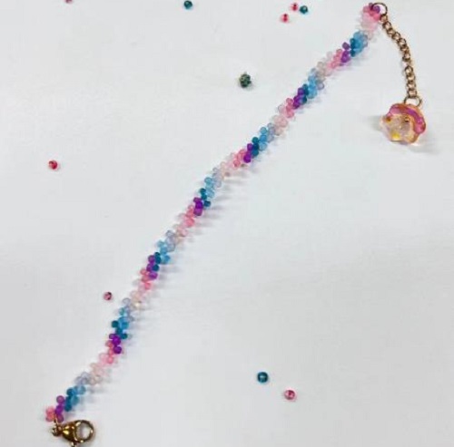 9月9日，手工活接單平臺，想接正規(guī)廠家的手工，做手工傳承官，與手工之家合作，合作內(nèi)容多，收入也多，圖為串珠米珠繡純手工產(chǎn)品剪影