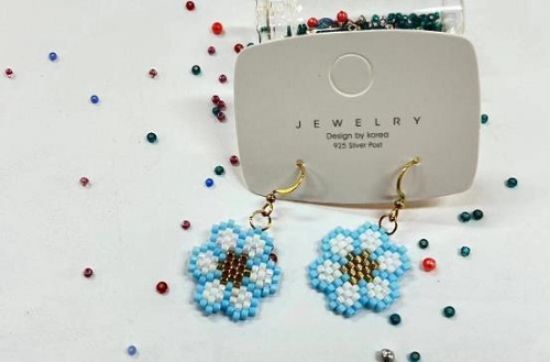 9月10日，手工活外發(fā)加工正規(guī)廠家直接發(fā)貨，做手工傳承官，在家做的手工，手工之家的純手工有優(yōu)勢、能掙錢，圖為串珠米珠繡純手工產(chǎn)品剪影