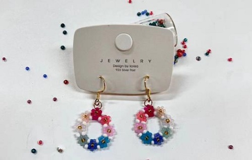 9月10日，手工活外發(fā)加工正規(guī)廠家直接發(fā)貨，做手工傳承官，在家做的手工，手工之家的純手工有優(yōu)勢、能掙錢，圖為串珠米珠繡純手工產(chǎn)品剪影