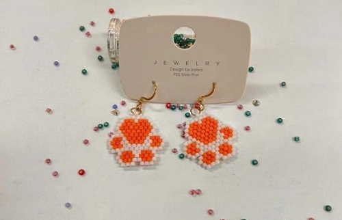 9月10日，手工活外發(fā)加工正規(guī)廠家直接發(fā)貨，做手工傳承官，在家做的手工，手工之家的純手工有優(yōu)勢、能掙錢，圖為串珠米珠繡純手工產(chǎn)品剪影