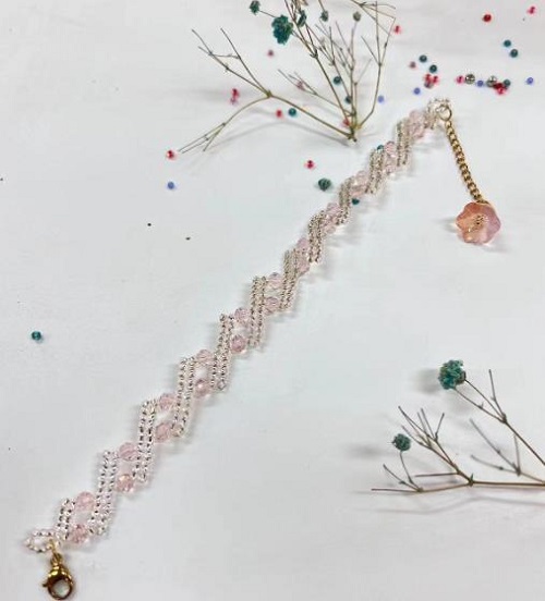 9月11日，在家里就能賺錢的工作，靈活就業(yè)好副業(yè)，手工活加工外發(fā)回收，做手工傳承官，與手工之家合作，穩(wěn)定可靠，心里踏實，圖為串珠米珠繡純手工產(chǎn)品剪影