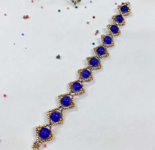 9月11日，在家里就能賺錢的工作，靈活就業(yè)好副業(yè)，手工活加工外發(fā)回收，做手工傳承官，與手工之家合作，穩(wěn)定可靠，心里踏實，圖為串珠米珠繡純手工產(chǎn)品剪影