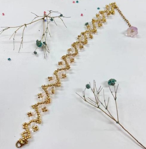 9月11日，在家里就能賺錢的工作，靈活就業(yè)好副業(yè)，手工活加工外發(fā)回收，做手工傳承官，與手工之家合作，穩(wěn)定可靠，心里踏實，圖為串珠米珠繡純手工產(chǎn)品剪影