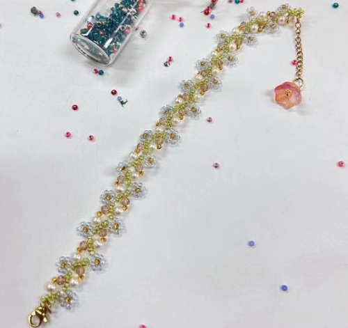 9月12日，家里干的手工活兼職，帶回家做的手工項(xiàng)目，做手工傳承官，為了做好純手工事業(yè)，手工之家一直在創(chuàng)新，圖為串珠米珠繡純手工產(chǎn)品剪影