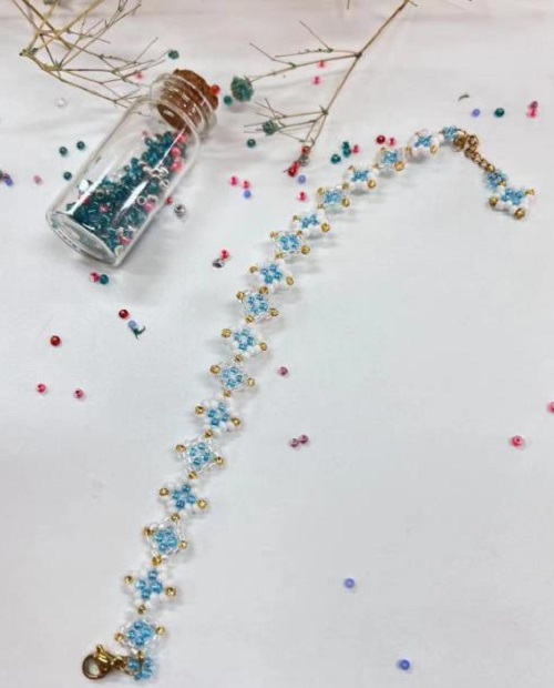 9月12日，家里干的手工活兼職，帶回家做的手工項(xiàng)目，做手工傳承官，為了做好純手工事業(yè)，手工之家一直在創(chuàng)新，圖為串珠米珠繡純手工產(chǎn)品剪影