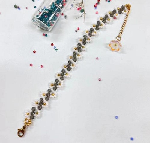 9月12日，家里干的手工活兼職，帶回家做的手工項(xiàng)目，做手工傳承官，為了做好純手工事業(yè)，手工之家一直在創(chuàng)新，圖為串珠米珠繡純手工產(chǎn)品剪影