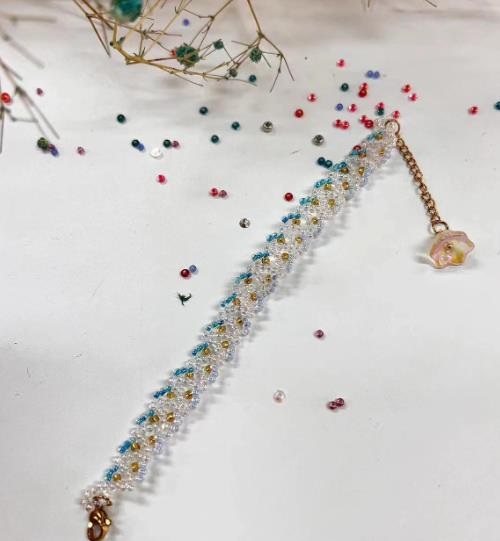 9月13日，手工活外發(fā)加工正規(guī)的廠家，做手工傳承官，靈活就業(yè)創(chuàng)業(yè)，與手工之家合作，你我他都可以，圖為串珠米珠繡純手工產(chǎn)品剪影