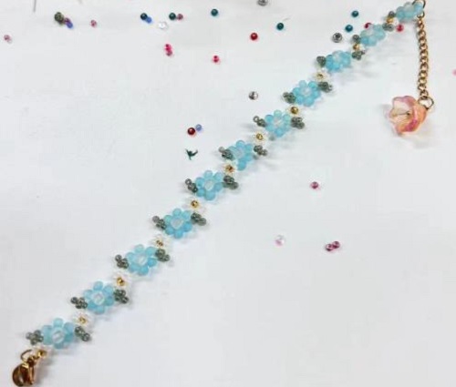 9月13日，手工活外發(fā)加工正規(guī)的廠家，做手工傳承官，靈活就業(yè)創(chuàng)業(yè)，與手工之家合作，你我他都可以，圖為串珠米珠繡純手工產(chǎn)品剪影