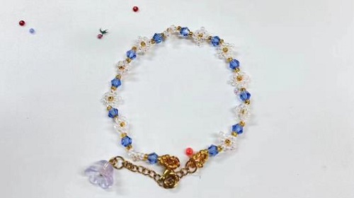 9月13日，手工活外發(fā)加工正規(guī)的廠家，做手工傳承官，靈活就業(yè)創(chuàng)業(yè)，與手工之家合作，你我他都可以，圖為串珠米珠繡純手工產(chǎn)品剪影