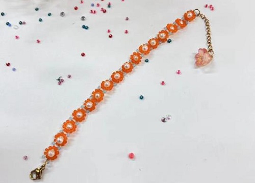 9月14日，兼職手工活可以帶回家做的，做手工傳承官，居家手工項目，在手工之家，純手工適合大家靈活就業(yè)創(chuàng)業(yè)，圖為串珠米珠繡純手工產(chǎn)品剪影