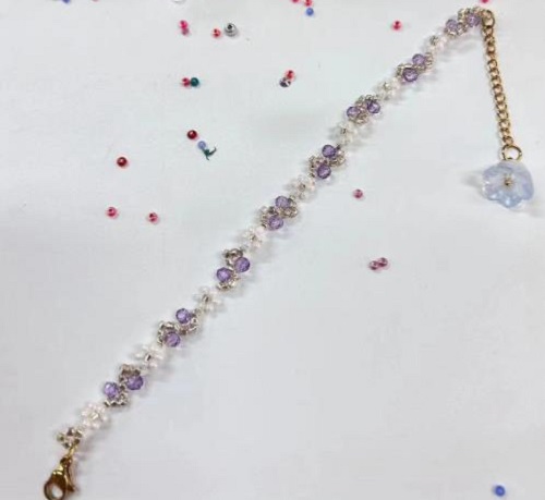 9月15日，手工活外發(fā)一手貨源，做手工傳承官，在家兼職手工活掙錢(qián)，在手工之家，怎么合作多掙錢(qián)看大家的具體情況，圖為串珠米珠繡純手工產(chǎn)品剪影