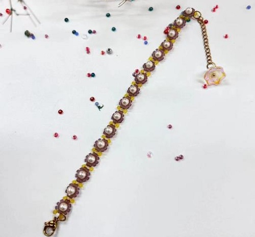 9月15日，手工活外發(fā)一手貨源，做手工傳承官，在家兼職手工活掙錢(qián)，在手工之家，怎么合作多掙錢(qián)看大家的具體情況，圖為串珠米珠繡純手工產(chǎn)品剪影