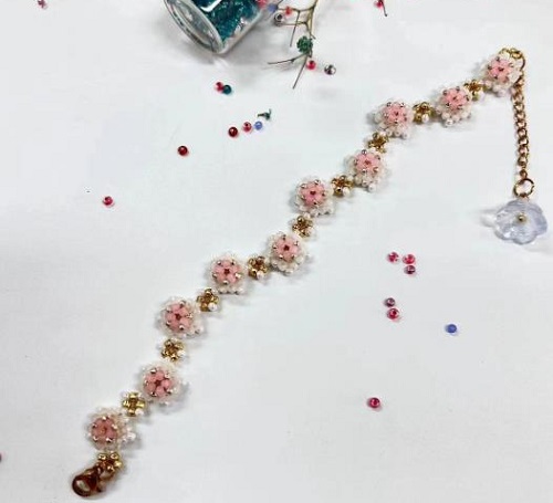 9月15日，手工活外發(fā)一手貨源，做手工傳承官，在家兼職手工活掙錢(qián)，在手工之家，怎么合作多掙錢(qián)看大家的具體情況，圖為串珠米珠繡純手工產(chǎn)品剪影