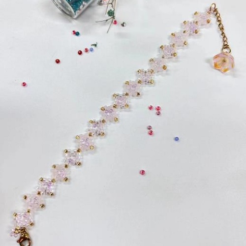 9月16日，在家就能賺錢的工作，拿回家做的手工活，做手工傳承官，手工之家的純手工，多種業(yè)務(wù)能同時(shí)做，圖為串珠米珠繡純手工產(chǎn)品剪影