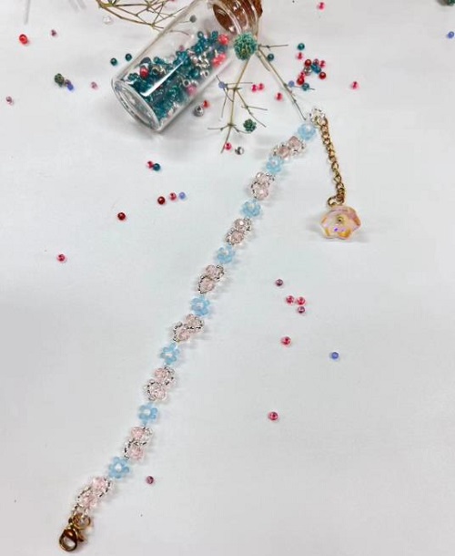 9月16日，在家就能賺錢的工作，拿回家做的手工活，做手工傳承官，手工之家的純手工，多種業(yè)務(wù)能同時(shí)做，圖為串珠米珠繡純手工產(chǎn)品剪影