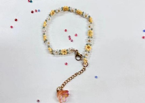 9月16日，在家就能賺錢的工作，拿回家做的手工活，做手工傳承官，手工之家的純手工，多種業(yè)務(wù)能同時(shí)做，圖為串珠米珠繡純手工產(chǎn)品剪影