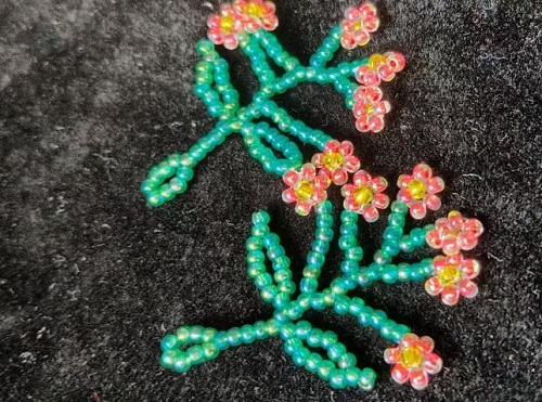 9月17日，手工活兼職可帶回家，做手工傳承官，手工活接單平臺，在手工之家，合作不同收入不同，但服務一樣真誠，圖為串珠米珠繡純手工產(chǎn)品剪影