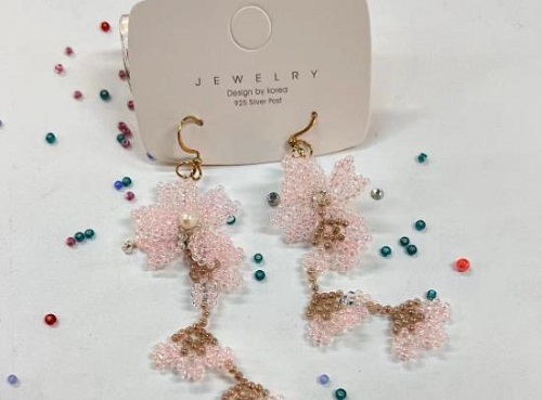 9月17日，手工活兼職可帶回家，做手工傳承官，手工活接單平臺，在手工之家，合作不同收入不同，但服務一樣真誠，圖為串珠米珠繡純手工產(chǎn)品剪影