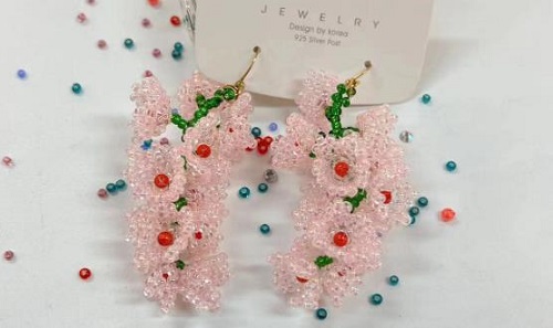 9月17日，手工活兼職可帶回家，做手工傳承官，手工活接單平臺，在手工之家，合作不同收入不同，但服務一樣真誠，圖為串珠米珠繡純手工產(chǎn)品剪影