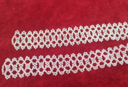 9月18日，手工活外發(fā)加工怎么找貨源，想接正規(guī)廠家的手工，做手工傳承官，手工之家給大家更多成長(zhǎng)收獲，圖為串珠米珠繡純手工產(chǎn)品剪影