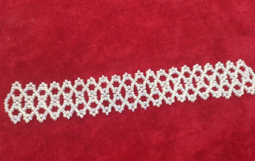 9月18日，手工活外發(fā)加工怎么找貨源，想接正規(guī)廠家的手工，做手工傳承官，手工之家給大家更多成長(zhǎng)收獲，圖為串珠米珠繡純手工產(chǎn)品剪影