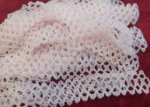 9月18日，手工活外發(fā)加工怎么找貨源，想接正規(guī)廠家的手工，做手工傳承官，手工之家給大家更多成長(zhǎng)收獲，圖為串珠米珠繡純手工產(chǎn)品剪影