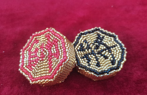 9月19日，能在家做的手工項目，做手工傳承官，輕創(chuàng)業(yè)做手工掙錢，在手工之家，找到適合自己的合作，收入更好，圖為串珠米珠繡純手工產(chǎn)品剪影