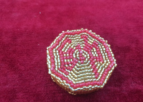 9月19日，能在家做的手工項目，做手工傳承官，輕創(chuàng)業(yè)做手工掙錢，在手工之家，找到適合自己的合作，收入更好，圖為串珠米珠繡純手工產(chǎn)品剪影