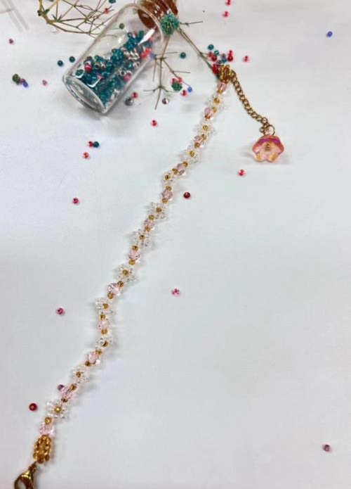 9月20日，在家里做什么可以掙錢，可以拿回家做的手工微創(chuàng)業(yè)項(xiàng)目，做手工傳承官，手工之家可信靠譜，合作放心，圖為串珠米珠繡純手工產(chǎn)品剪影