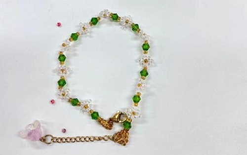 9月20日，在家里做什么可以掙錢，可以拿回家做的手工微創(chuàng)業(yè)項(xiàng)目，做手工傳承官，手工之家可信靠譜，合作放心，圖為串珠米珠繡純手工產(chǎn)品剪影