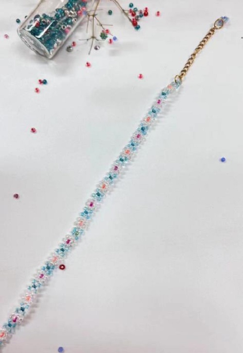 9月21日，手工活從哪里找廠家，想接正規(guī)廠家的手工輕資產(chǎn)創(chuàng)業(yè)，做手工傳承官，與手工之家合作，看自己的情況選擇收入更好，圖為串珠米珠繡純手工產(chǎn)品剪影