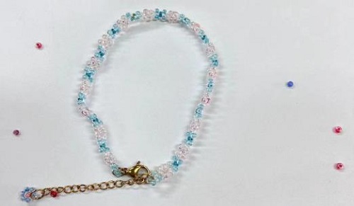 9月21日，手工活從哪里找廠家，想接正規(guī)廠家的手工輕資產(chǎn)創(chuàng)業(yè)，做手工傳承官，與手工之家合作，看自己的情況選擇收入更好，圖為串珠米珠繡純手工產(chǎn)品剪影