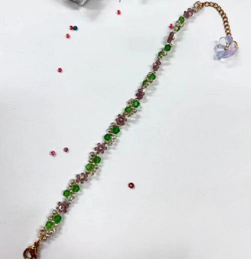 9月21日，手工活從哪里找廠家，想接正規(guī)廠家的手工輕資產(chǎn)創(chuàng)業(yè)，做手工傳承官，與手工之家合作，看自己的情況選擇收入更好，圖為串珠米珠繡純手工產(chǎn)品剪影