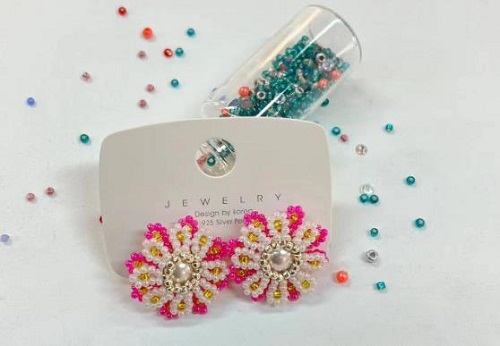 9月22日，在家可以做的兼職工作，在家副業(yè)創(chuàng)業(yè)做手工掙錢(qián)，做手工傳承官，在手工之家，要多掙錢(qián)，就要多合作、多努力，圖為串珠米珠繡純手工產(chǎn)品剪影