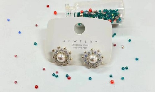 9月22日，在家可以做的兼職工作，在家副業(yè)創(chuàng)業(yè)做手工掙錢(qián)，做手工傳承官，在手工之家，要多掙錢(qián)，就要多合作、多努力，圖為串珠米珠繡純手工產(chǎn)品剪影