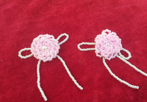 9月23日，家里干的手工活兼職，在家做的副業(yè)創(chuàng)業(yè)，做手工傳承官，在手工之家，一直努力讓合作人員有更好的收入，圖為串珠米珠繡手工產(chǎn)品剪影