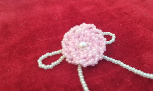 9月23日，家里干的手工活兼職，在家做的副業(yè)創(chuàng)業(yè)，做手工傳承官，在手工之家，一直努力讓合作人員有更好的收入，圖為串珠米珠繡手工產(chǎn)品剪影