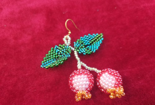 9月24日，外發(fā)手工活正規(guī)平臺(tái)，手工靈活就業(yè)微創(chuàng)業(yè)，做手工傳承官，與手工之家合作，因?yàn)檫@里真實(shí)、真誠(chéng)和對(duì)事業(yè)的真心，圖為串珠米珠繡手工產(chǎn)品剪影