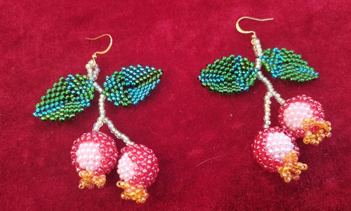 9月24日，外發(fā)手工活正規(guī)平臺(tái)，手工靈活就業(yè)微創(chuàng)業(yè)，做手工傳承官，與手工之家合作，因?yàn)檫@里真實(shí)、真誠(chéng)和對(duì)事業(yè)的真心，圖為串珠米珠繡手工產(chǎn)品剪影