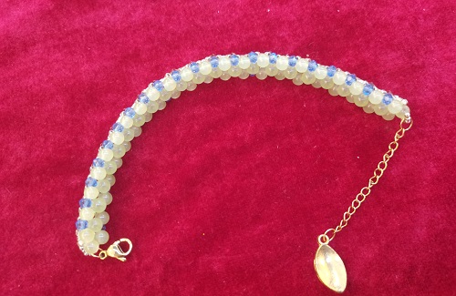 9月27日，拿回家做的手工活，在家掙錢的好副業(yè)創(chuàng)業(yè)，做手工傳承官，手工之家的手工事業(yè)給了大家多掙錢的機(jī)遇，圖為串珠米珠繡手工產(chǎn)品剪影