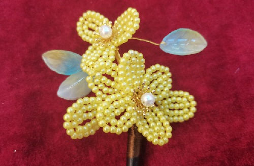 9月30日，拿回家做的手工副業(yè)創(chuàng)業(yè)，手工活可帶回家，做手工傳承官，居家靈活就業(yè)、輕資產(chǎn)創(chuàng)業(yè)，手工之家努力讓大家多掙錢(qián)，圖為串珠米珠繡手工產(chǎn)品剪影