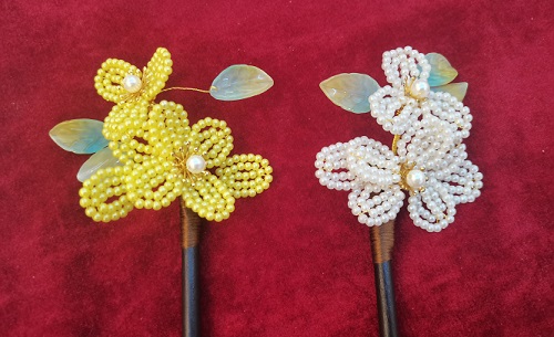 9月30日，拿回家做的手工副業(yè)創(chuàng)業(yè)，手工活可帶回家，做手工傳承官，居家靈活就業(yè)、輕資產(chǎn)創(chuàng)業(yè)，手工之家努力讓大家多掙錢(qián)，圖為串珠米珠繡手工產(chǎn)品剪影