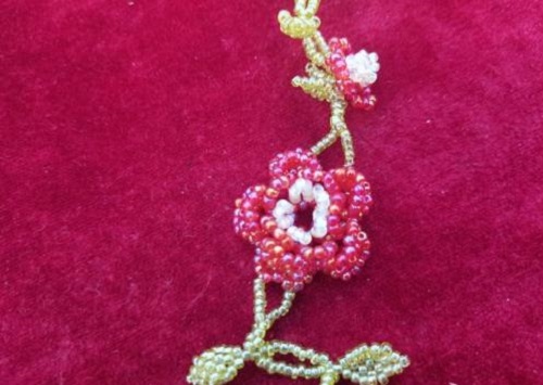 10月1日，純手工領(lǐng)回家做，在家做手工副業(yè)創(chuàng)業(yè)，做手工傳承官，拿回家做的手工創(chuàng)業(yè)小項(xiàng)目，在手工之家，合作都是真誠(chéng)周到的服務(wù)，圖為串珠米珠繡純手工產(chǎn)品剪影