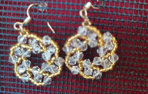 10月2日，可在家做的兼職手工活，想接正規(guī)廠家的手工創(chuàng)業(yè)項(xiàng)目，做手工傳承官，放心在家做手工副業(yè)創(chuàng)業(yè)，手工之家給大家一樣的機(jī)遇和服務(wù)，圖為串珠米珠繡純手工產(chǎn)品剪影