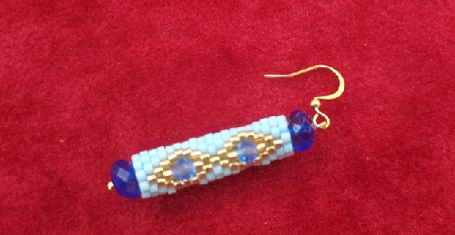 10月2日，可在家做的兼職手工活，想接正規(guī)廠家的手工創(chuàng)業(yè)項(xiàng)目，做手工傳承官，放心在家做手工副業(yè)創(chuàng)業(yè)，手工之家給大家一樣的機(jī)遇和服務(wù)，圖為串珠米珠繡純手工產(chǎn)品剪影