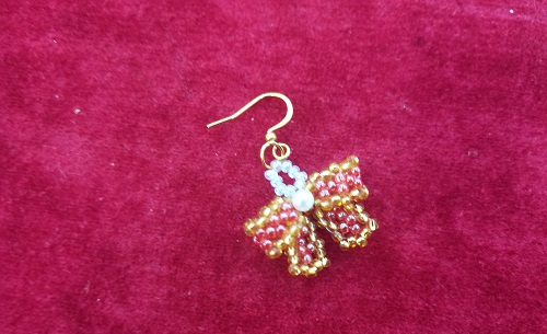 10月4日，在家就能掙錢的工作，兼職創(chuàng)業(yè)做手工傳承官，手工活外發(fā)加工正規(guī)的廠家，在手工之家，產(chǎn)品和服務(wù)是整個(gè)手工事業(yè)的重點(diǎn)，圖為串珠純手工產(chǎn)品剪影