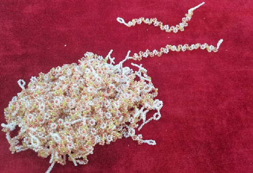 10月5日，在家就能做的兼職創(chuàng)業(yè)項(xiàng)目，輕資產(chǎn)創(chuàng)業(yè)做手工傳承官，拿回家做的手工可信可靠，在手工之家，男女都能做好這份純手工事業(yè)，圖為串珠米珠繡純手工產(chǎn)品剪影