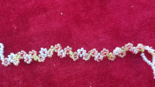 10月5日，在家就能做的兼職創(chuàng)業(yè)項(xiàng)目，輕資產(chǎn)創(chuàng)業(yè)做手工傳承官，拿回家做的手工可信可靠，在手工之家，男女都能做好這份純手工事業(yè)，圖為串珠米珠繡純手工產(chǎn)品剪影